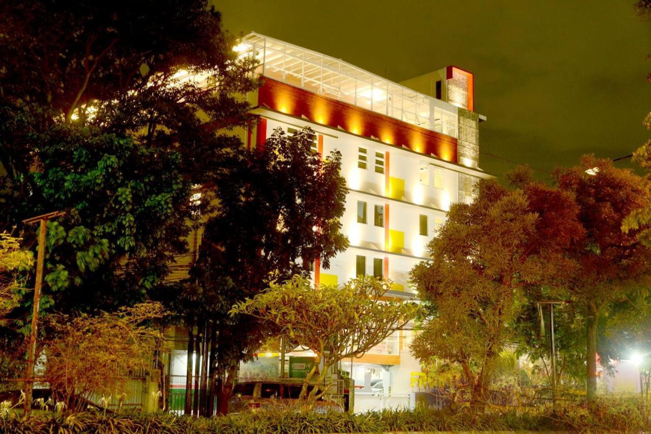 Front One Hotel Pasir Koja Bandung Zewnętrze zdjęcie