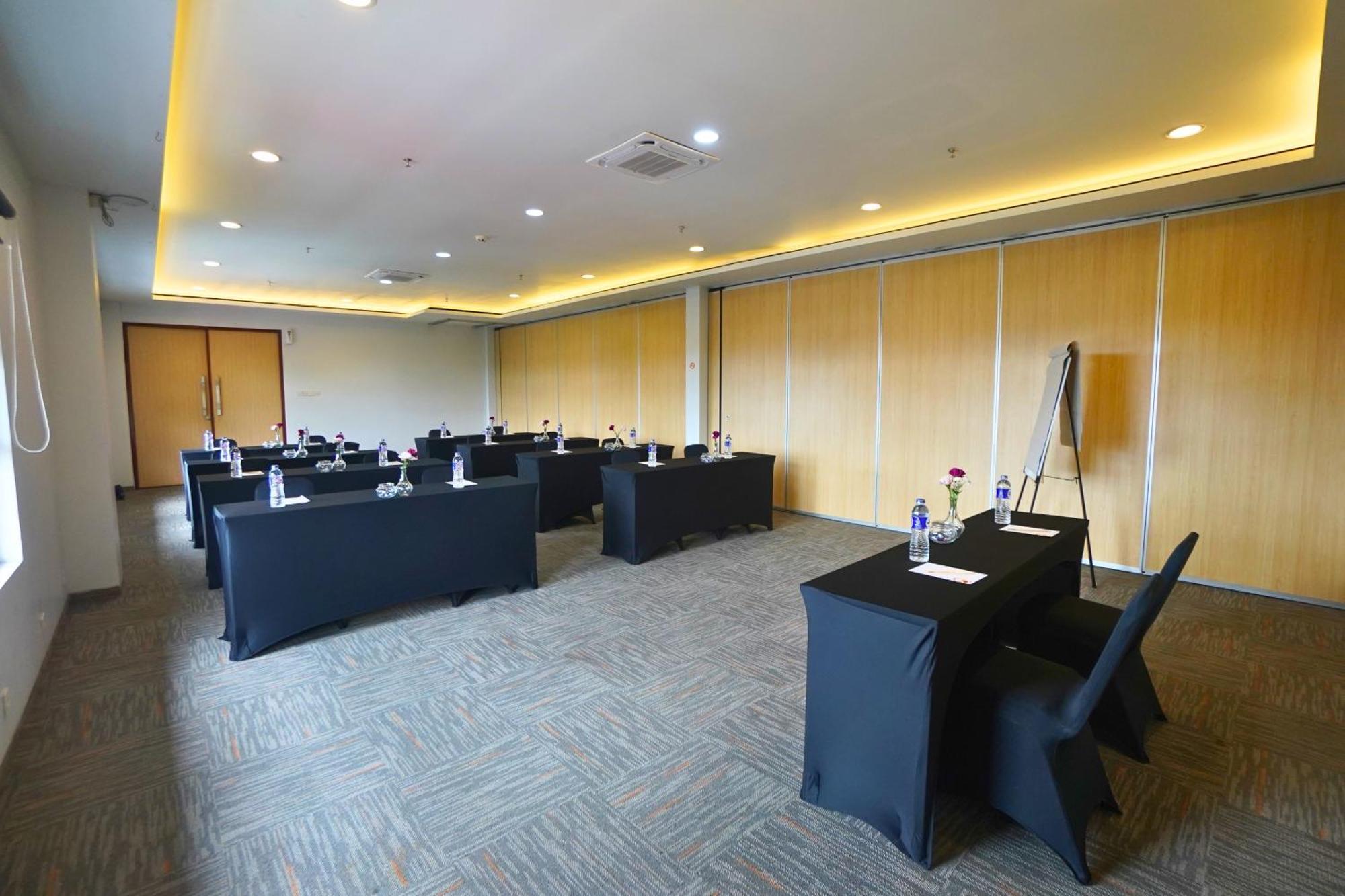 Front One Hotel Pasir Koja Bandung Zewnętrze zdjęcie