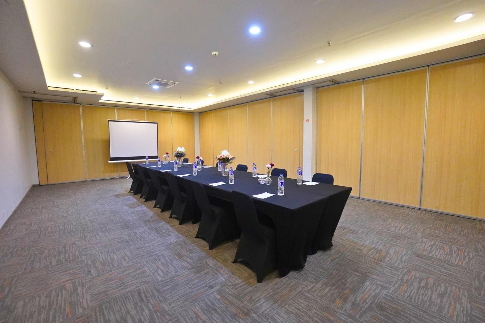 Front One Hotel Pasir Koja Bandung Zewnętrze zdjęcie
