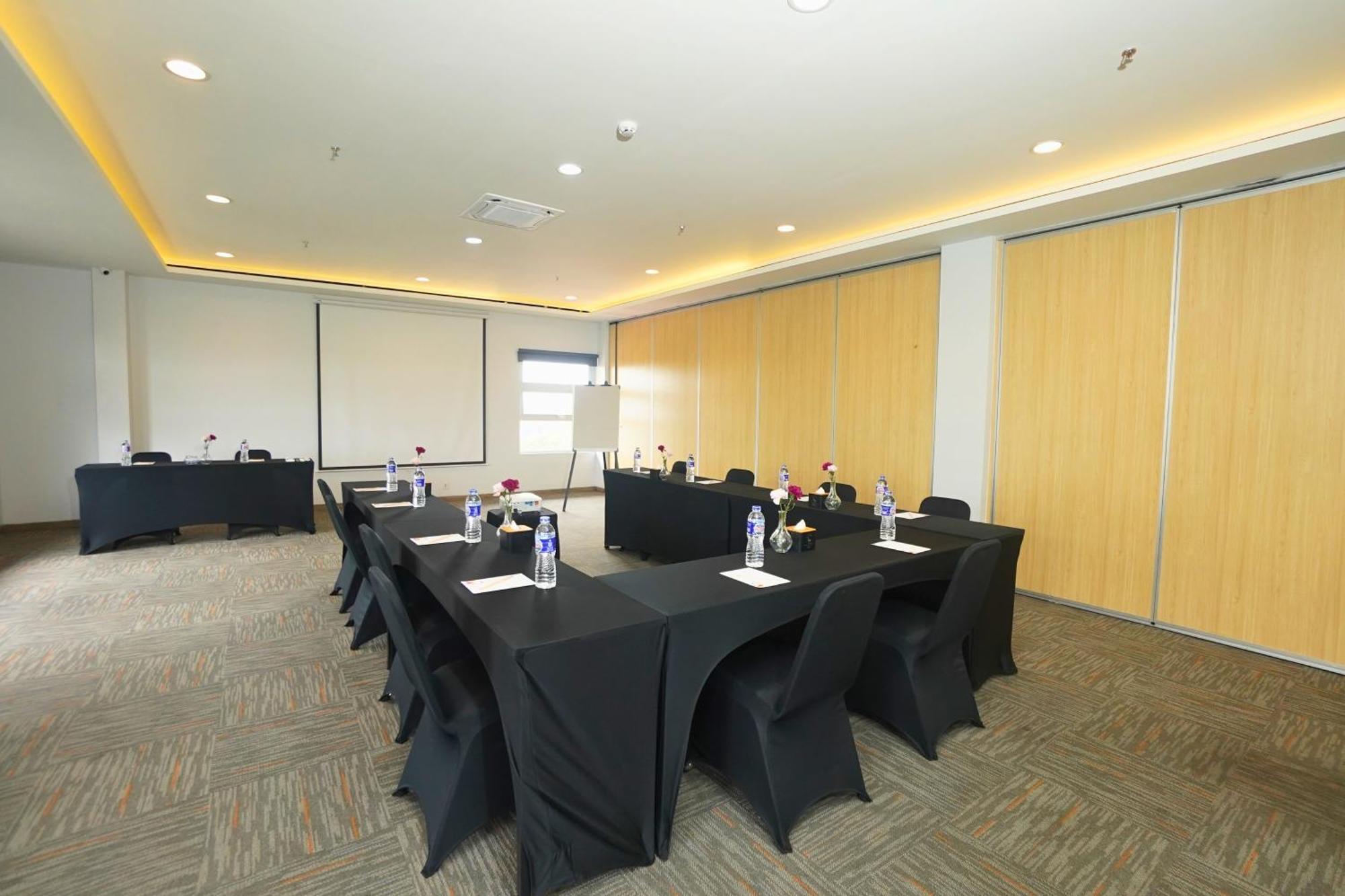 Front One Hotel Pasir Koja Bandung Zewnętrze zdjęcie
